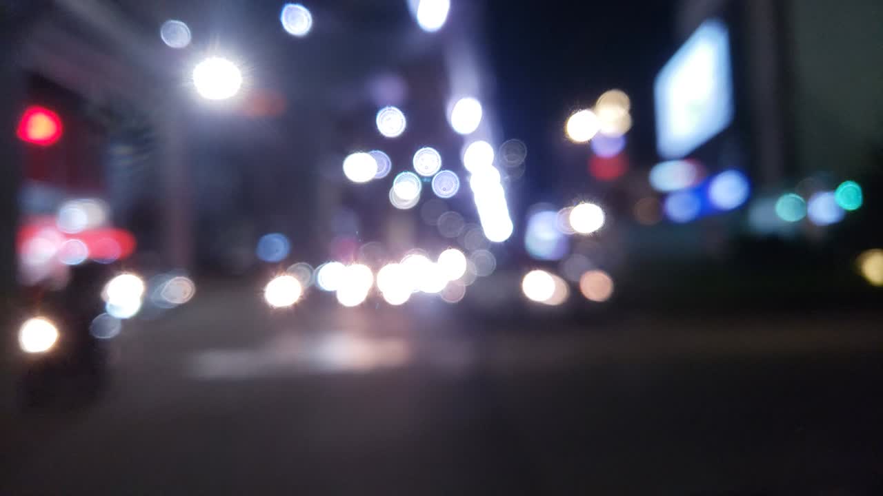 luces borrosas de las calles y las luces de los coches por la noche