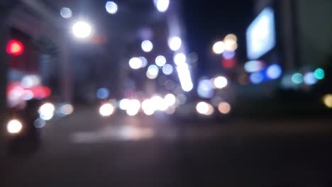 luces borrosas de las calles y las luces de los coches por la noche