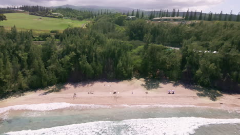 Vista-Aérea-De-La-Playa-Del-Matadero-Bañada-Por-Una-Ola-Tranquila-Del-Océano-Turquesa,-Maui