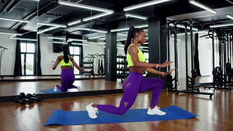 mujer haciendo ejercicio en un gimnasio