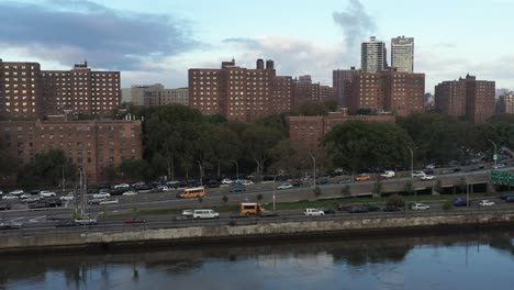 Panorámica-Aérea-A-Través-De-Harlem-River-Drive-Y-Proyecto-De-Vivienda-En-East-Harlem,-Nueva-York,-Temprano-En-La-Mañana