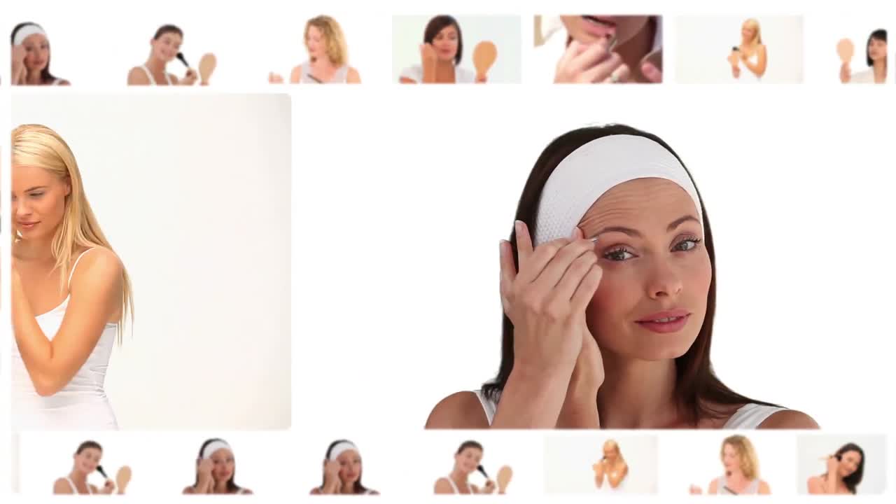 매력적인 여성들이 메이크업을 하고 있는 장면