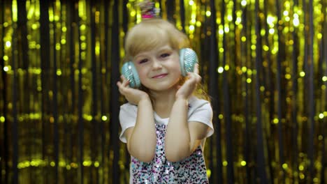 El-Niño-Baila,-Escucha-Música-Con-Auriculares.-Niña-Pequeña-Bailando,-Teniendo-Cariño,-Relajándose,-Disfrutando