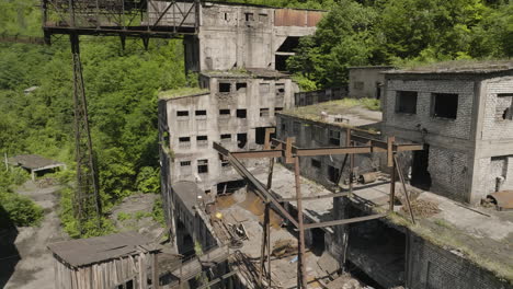 Verlassene-Bergbau--Und-Manganerzverarbeitungsanlage-In-Chiatura,-Georgia