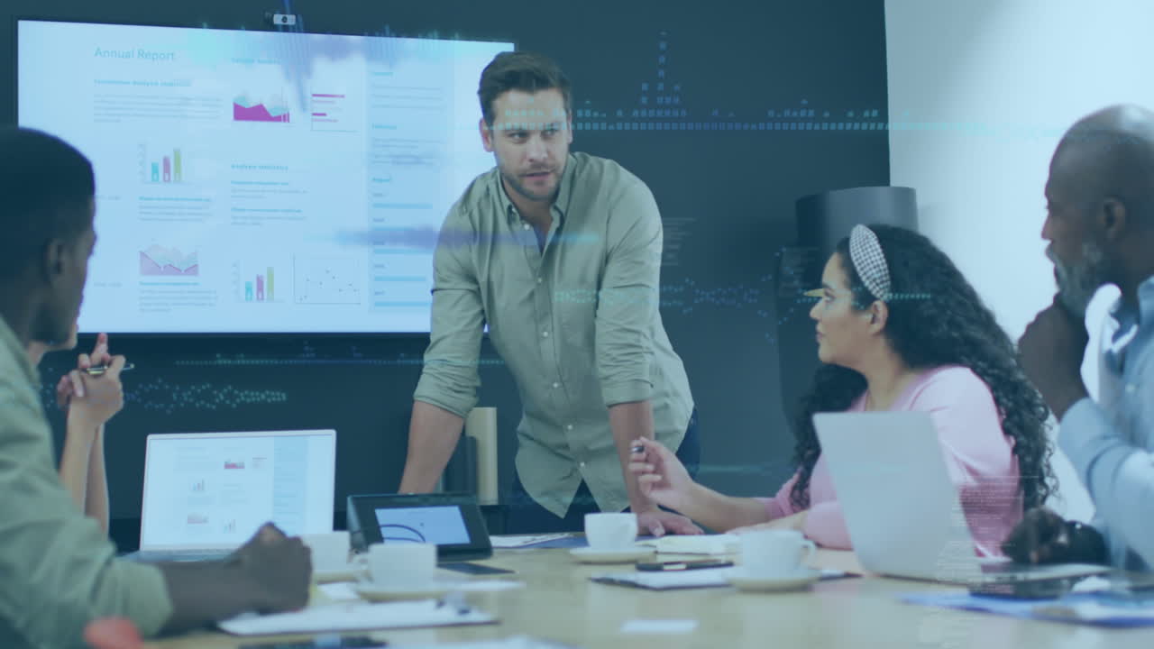 animación del procesamiento de datos sobre diversas personas de negocios que trabajan en la oficina