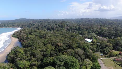 Vista-De-Drones-En-La-Playa-De-Costa-Rica-Que-Muestra-El-Mar,-La-Costa-Y-El-Bosque.