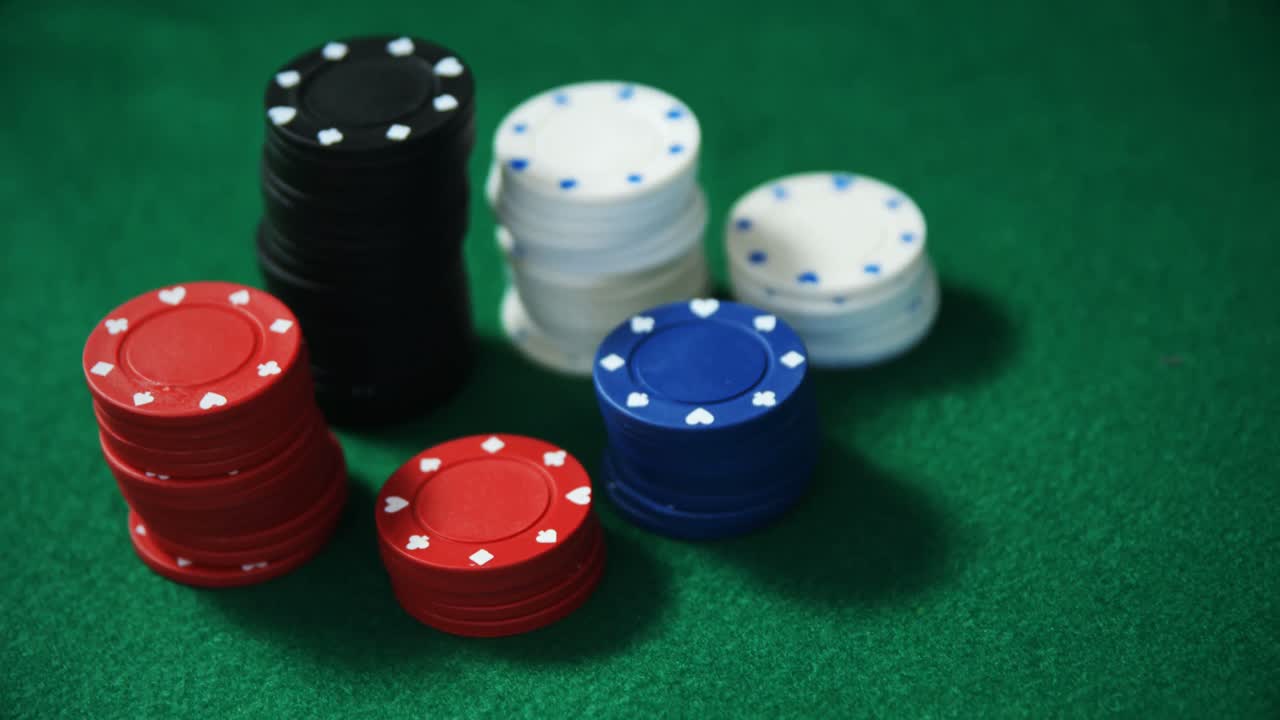 cartas de juego y fichas de casino en la mesa de póquer 4k