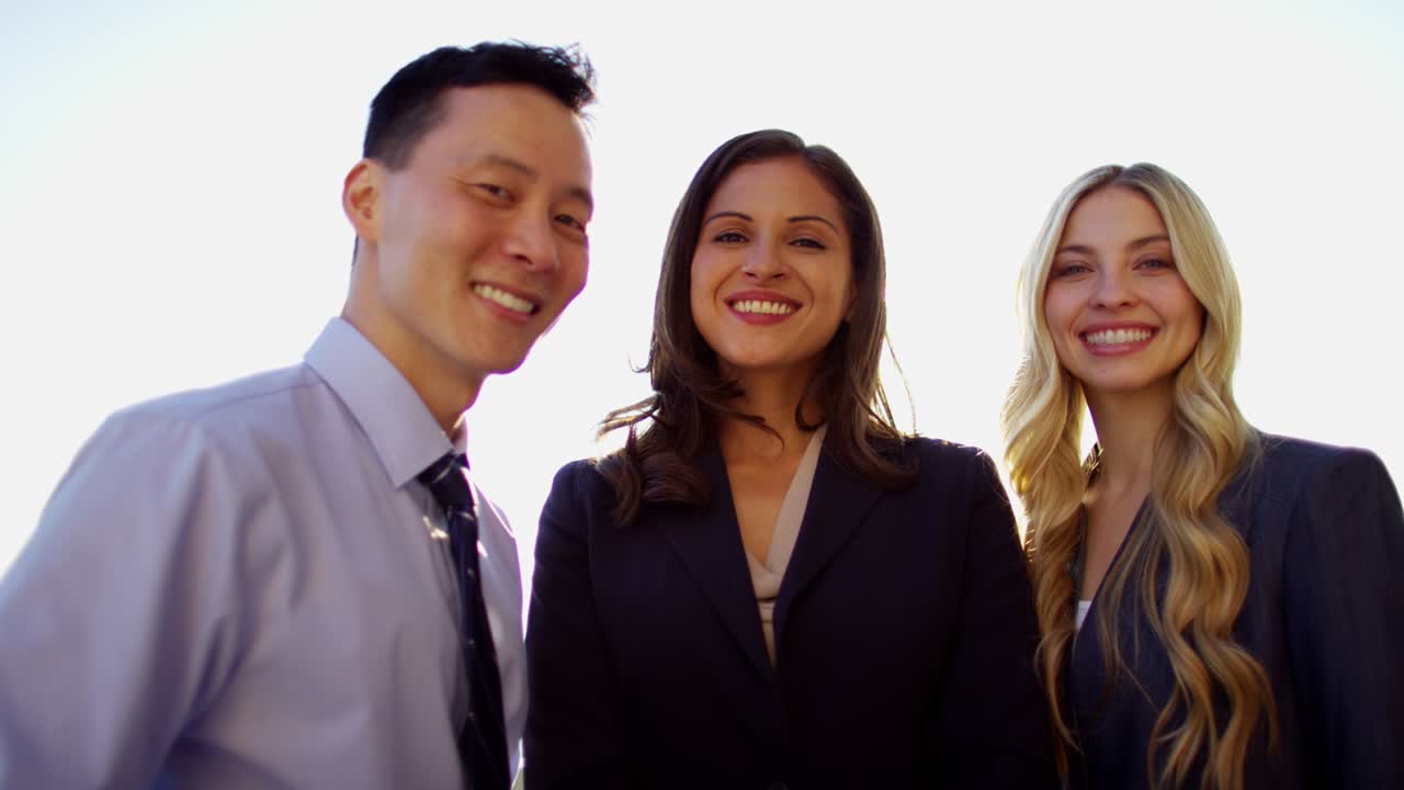 retrato de gerentes de negocios multiétnicos usando una tableta