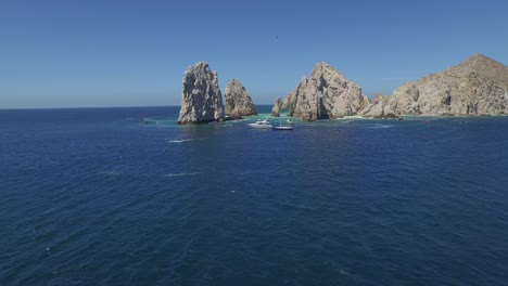 toma aerea de la panoramica de las formaciones rocosas en el arco de los cabos con lanchas y yates, baja california sur