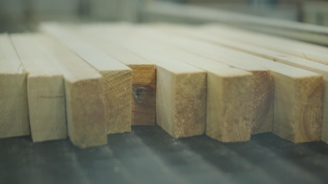 Planche di legno che si muovono su un nastro trasportatore in una fabbrica