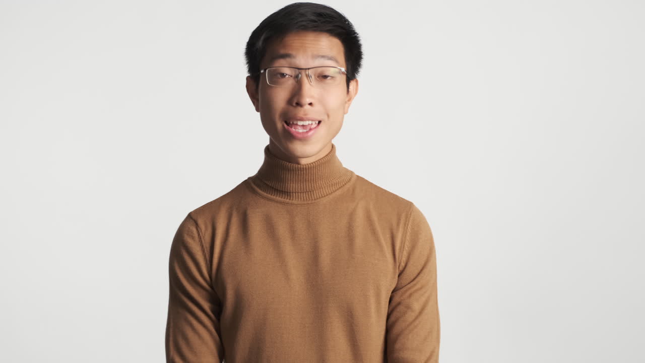 아시안 남자가 고개를 끄덕여 '예'라고 말했다.