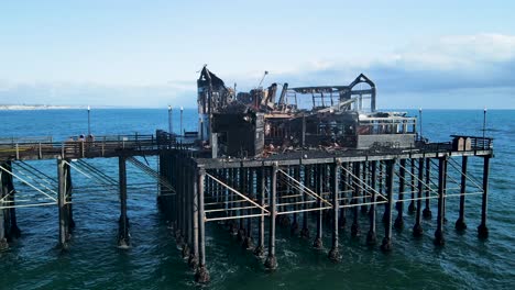 secuelas de la quema del muelle junto al océano