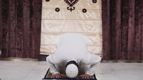 Indian-muslim-man-doing-Sujud-to-Allah