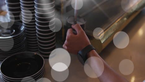 animación de puntos de luz sobre el hombre haciendo café trabajando en la cafetería