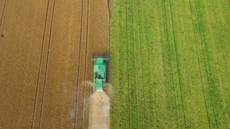 Mähdrescher-Arbeitet-Auf-Einem-Land-Voller-Heu-–-Luftaufnahme-Von-Oben-Nach-Unten