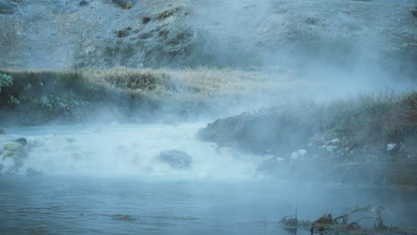 Vapor-Caliente-Saliendo-De-La-Famosa-Fuente-Termal,-Sitio-Geológico-De-Hot-Creek,-Bosque-Nacional-Inyo,-ángulo-Bajo