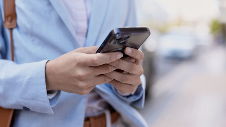 Mani, telefono e messaggi in città con donna