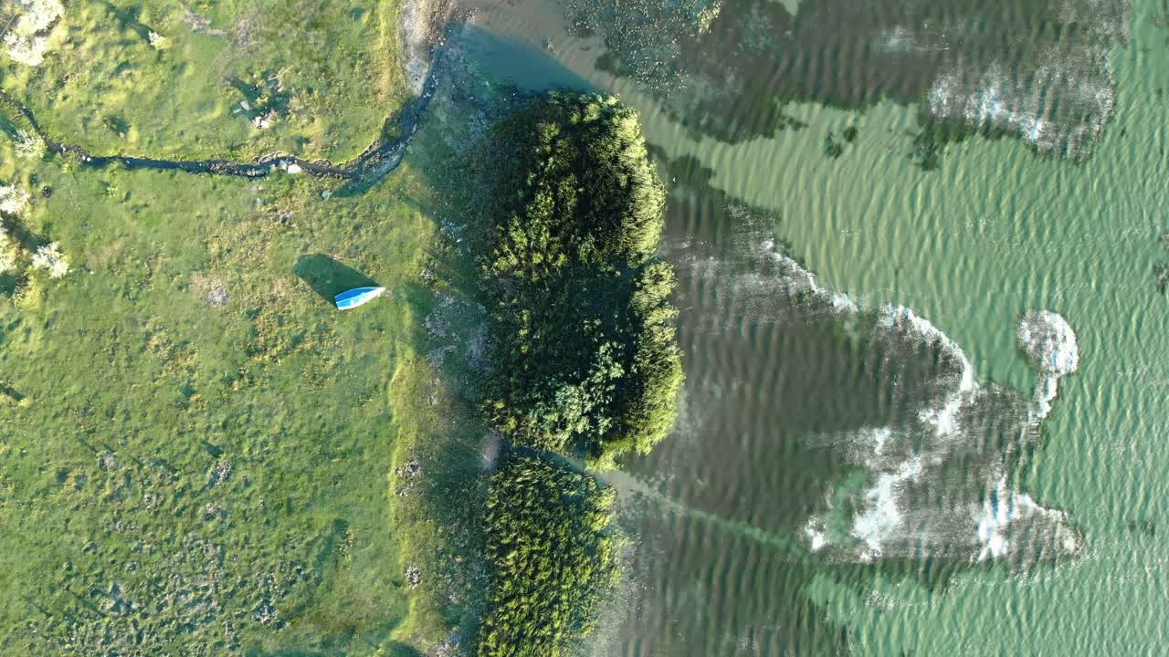 vista de pájaro del lago con agua clara en verano