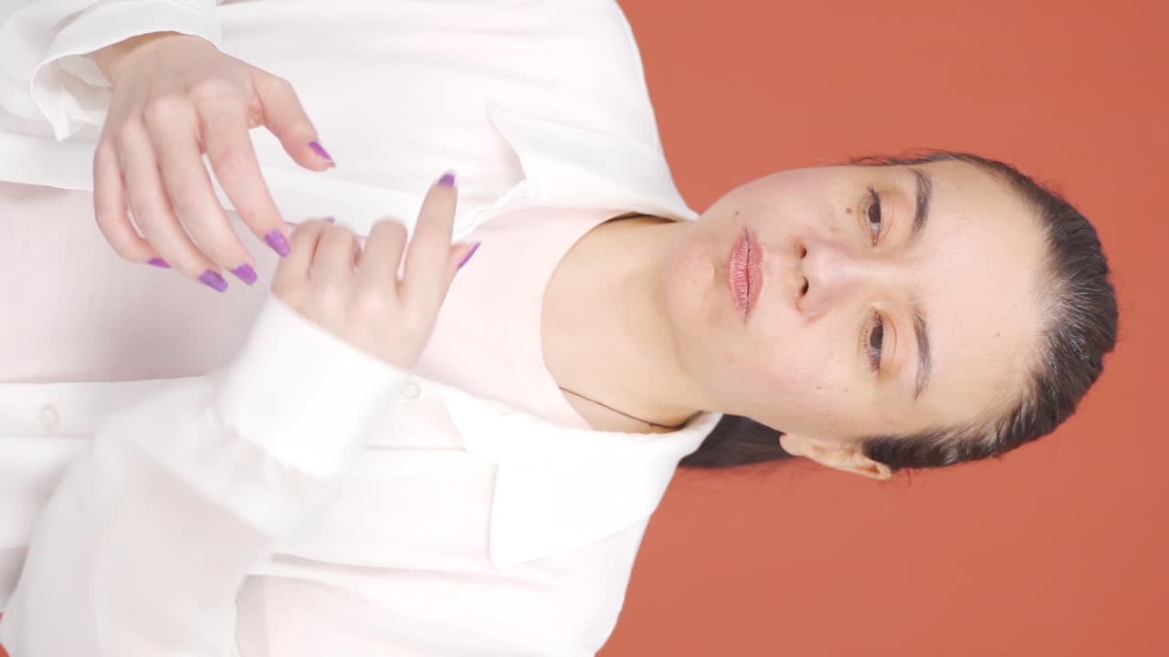 지루함으로 인해 탄식하고 숨을 쉬는 여성의 수직 비디오입니다.