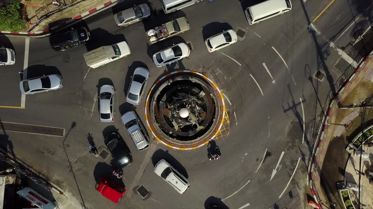 día soleado isla de phuket ciudad de patong círculo de tráfico panorama aéreo 4k tailandia