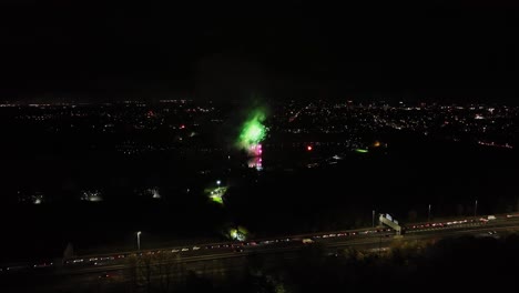 disparo aéreo de dolly de fuegos artificiales que se activan en la noche de la hoguera en el reino unido