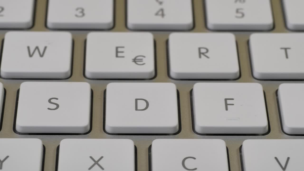 el tiro derecho de dolly rastrea el teclado de la computadora desde la pc, de cerca