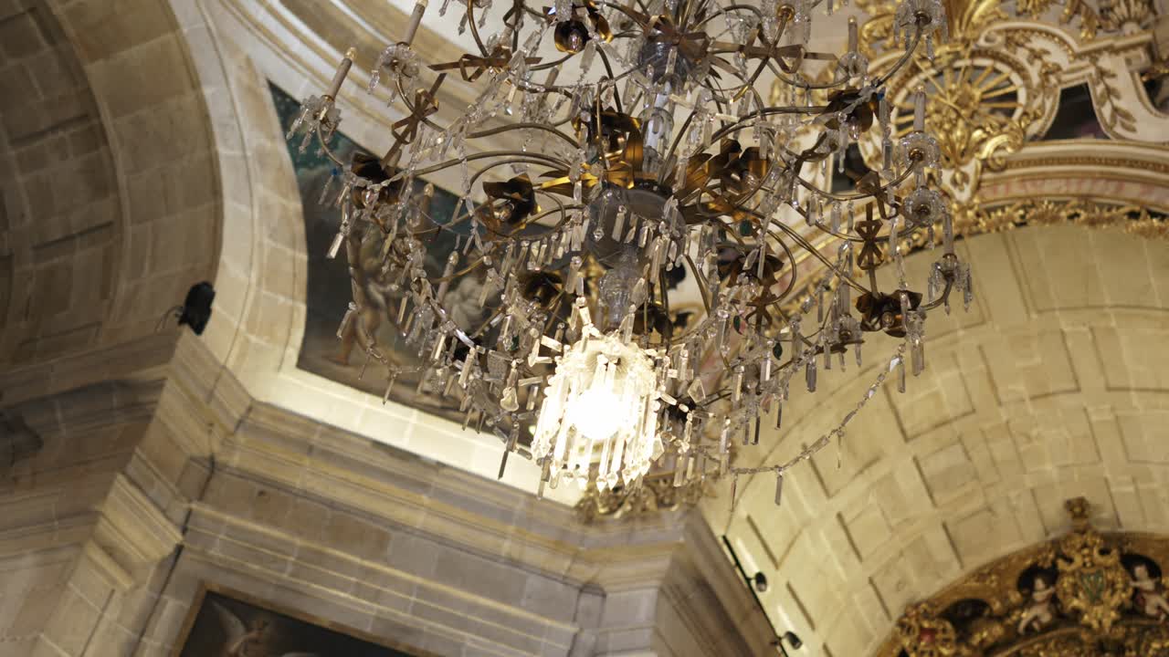 Candelabro iluminado que brilla en un techo abovedado decorado