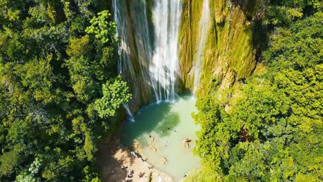 Gente-Nadando-En-El-Estanque-En-El-Fondo-De-La-Cascada-Limon-Haitises