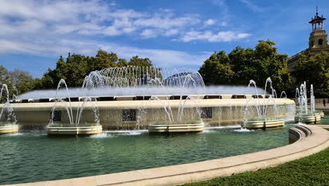 Zeitlupe,-Magischer-Brunnen,-Wahrzeichen-Von-Barcelona,-Spanien-An-Einem-Sonnigen-Sommertag