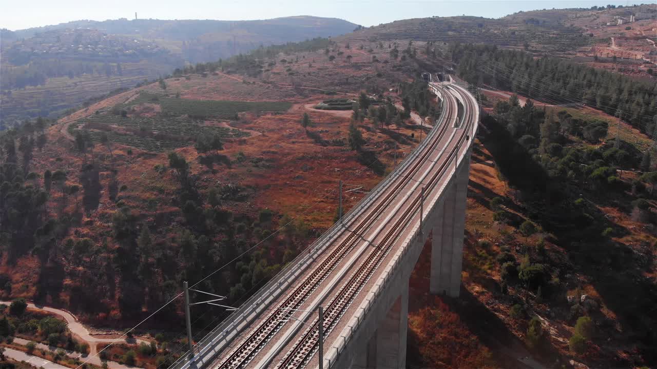 puente de tren sobre el paisaje montañoso