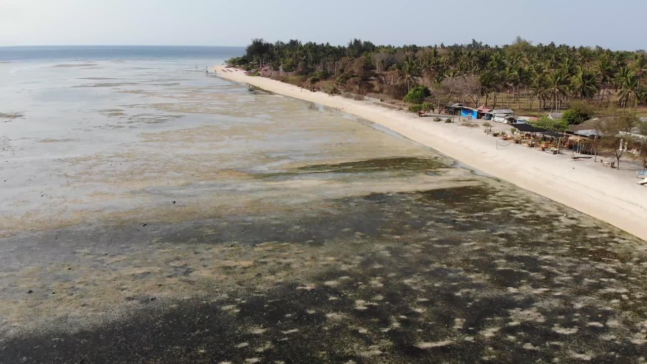 Ripresa con drone dell'isola di Gili Air, Indonesia, in una giornata calda e soleggiata