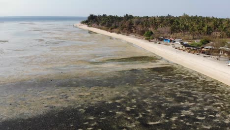 toma de drones de la isla gili air, indonesia, en un día caluroso y soleado