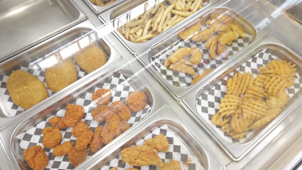 Assortimento di cibi dorati e fritti in un self-service di una caffetteria