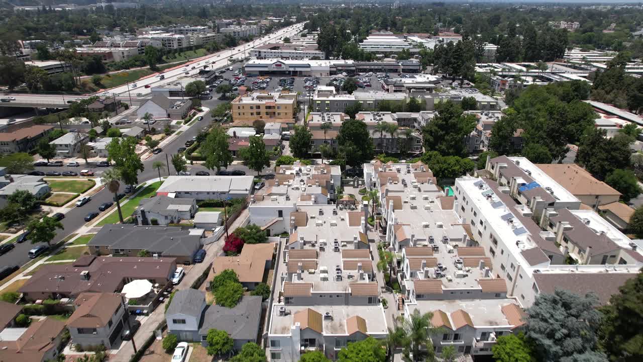 condominios, casas, apartamentos y edificios de oficinas en burbank, california, a lo largo de la autopista ruta 134 - sobrevuelo aéreo