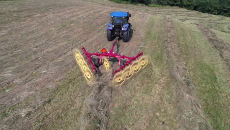 rastrillo de heno en el campo en acción aérea en el condado de watauga nc, cerca de boone nc, carolina del norte