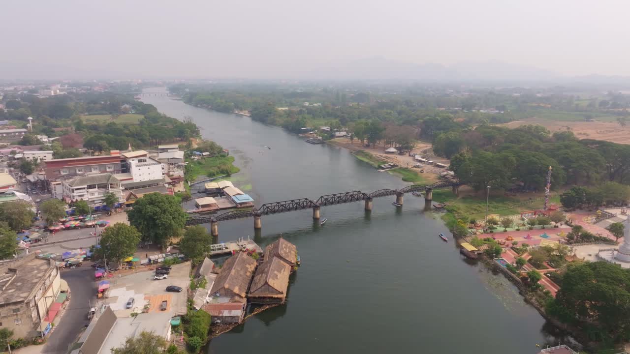 Ripresa aerea di un ponte storico che attraversa il fiume Kwai, Thailandia