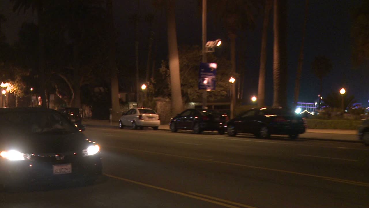 캘리포니아 산타모니카의 밤 거리를 비스듬히 5도로 지나는 자동차