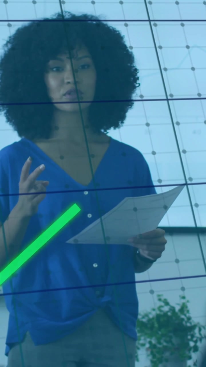 Animazione dell'elaborazione dei dati finanziari su diversi uomini d'affari in ufficio