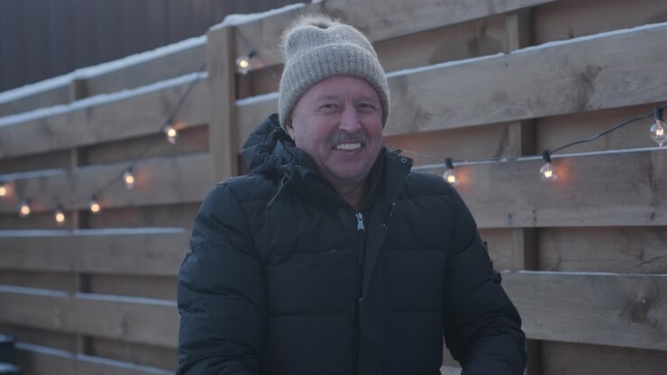 Nonno e nipote si divertono sulla neve