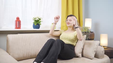 Mujer-Joven-Feliz-Y-Pacífica.-Ella-Está-Sentada-Frente-A-La-Ventana.