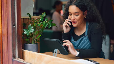 Cafe,-phone-call-of-waitress-and-woman-on-tablet