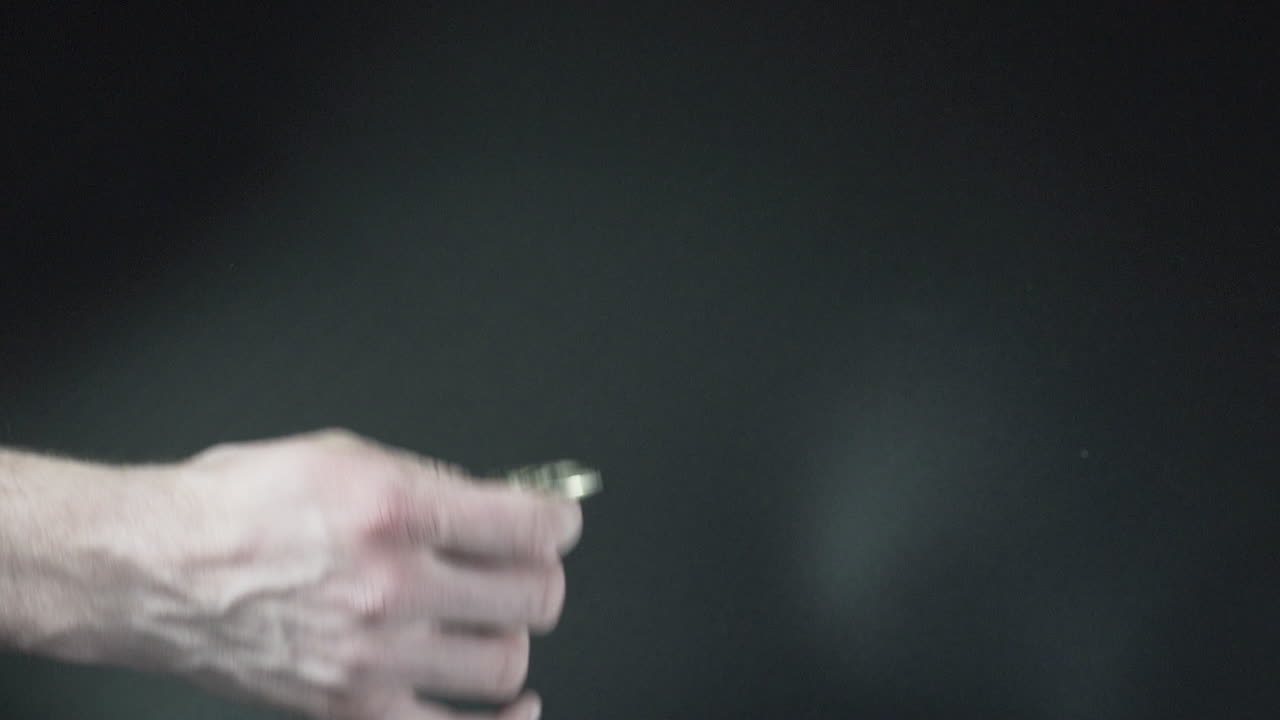 검은 바탕에 비트코인 암호화폐 동전을 뒤집는 것