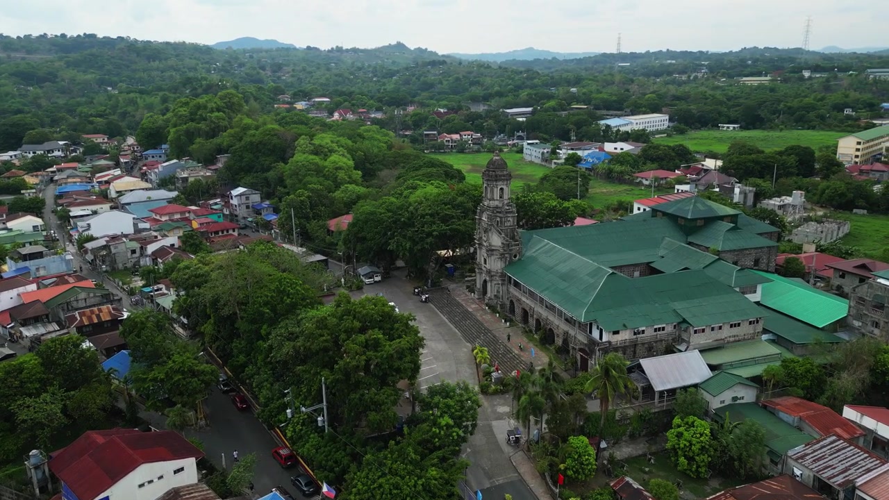 Panorama de drone acima de Morong, Rizal, capturando o desenvolvimento urbano da cidade, os arredores verdes e a localização geográfica entre Manila e as montanhas da Sierra Madre.
