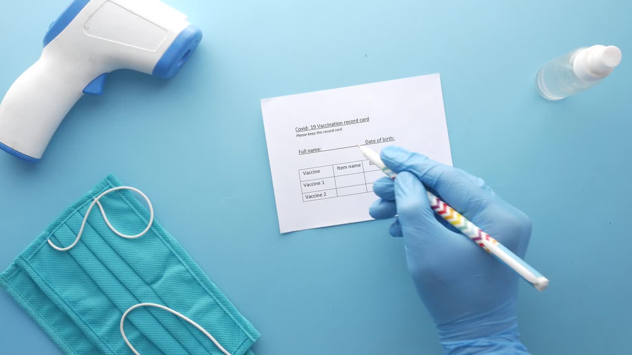 tarjeta de registro de vacunación contra la covid-19 y suministros médicos