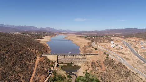 Imágenes-Aéreas-Sobre-La-Represa-Clanwilliam-Muy-Seca,-En-El-Río-Olifantsriver-En-El-Cabo-Occidental-Asolado-Por-La-Sequía-En-Sudáfrica