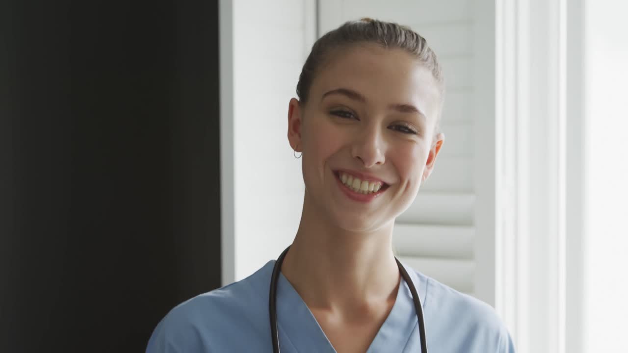 una doctora sonriendo a la cámara