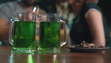 canecas de cerveja verde