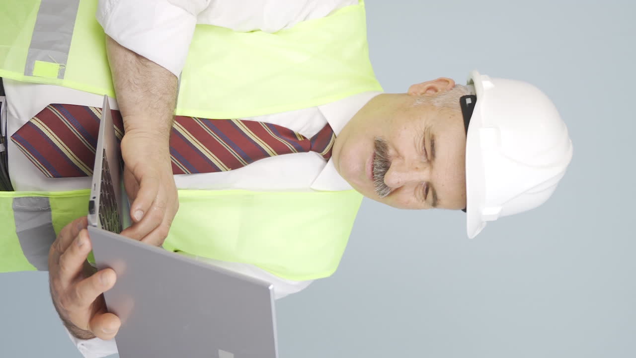 video vertical del viejo ingeniero asintiendo a la cámara.