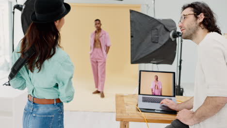 portátil, fotografía y modelo en el estudio