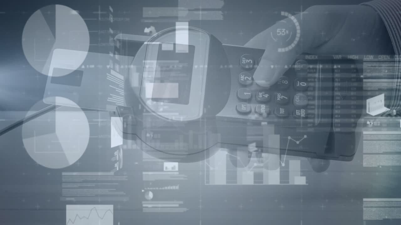 Animatie van grafieken en financiële gegevens over hand van Kaukasische man met betaalterminal